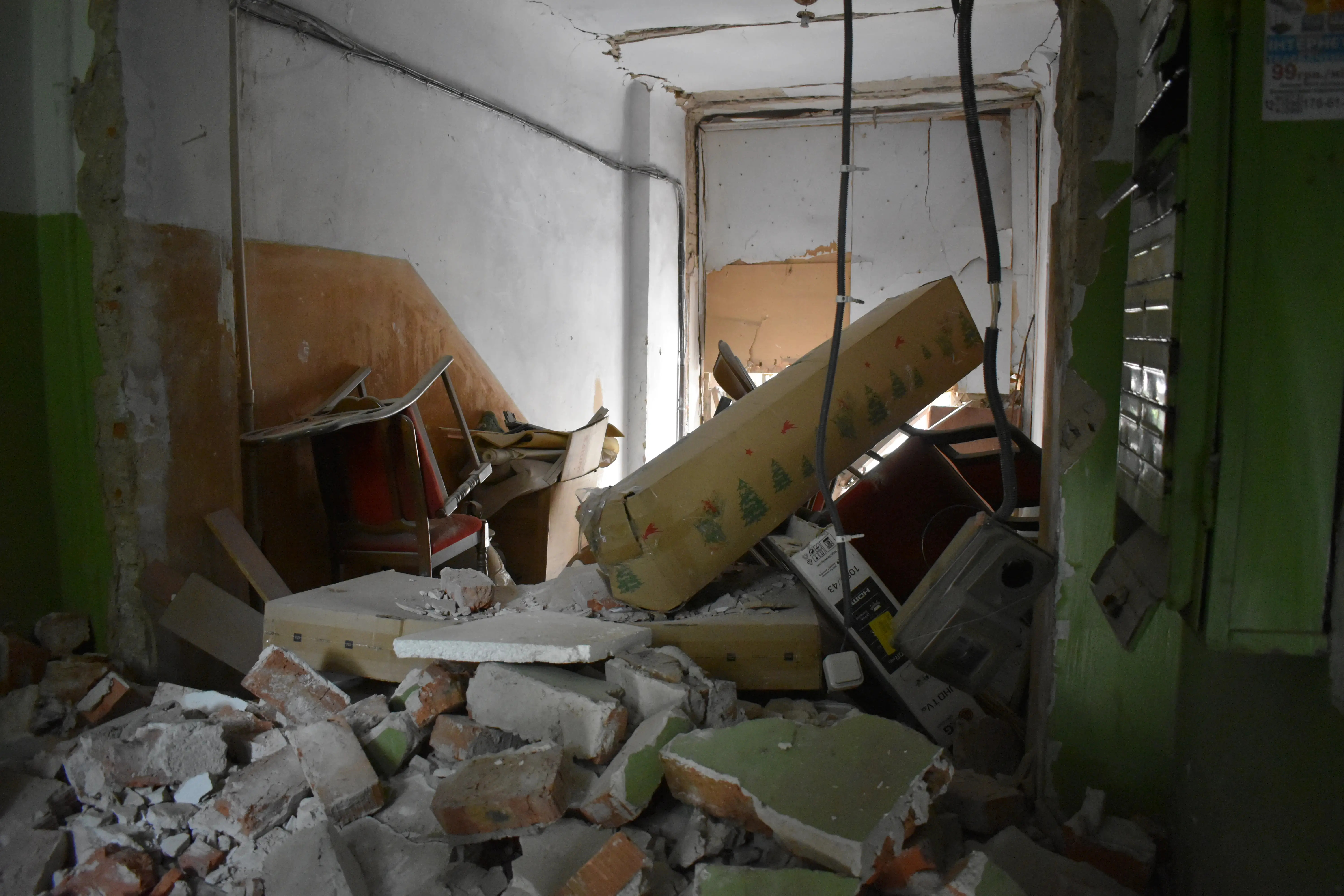 A building filled with rubble.