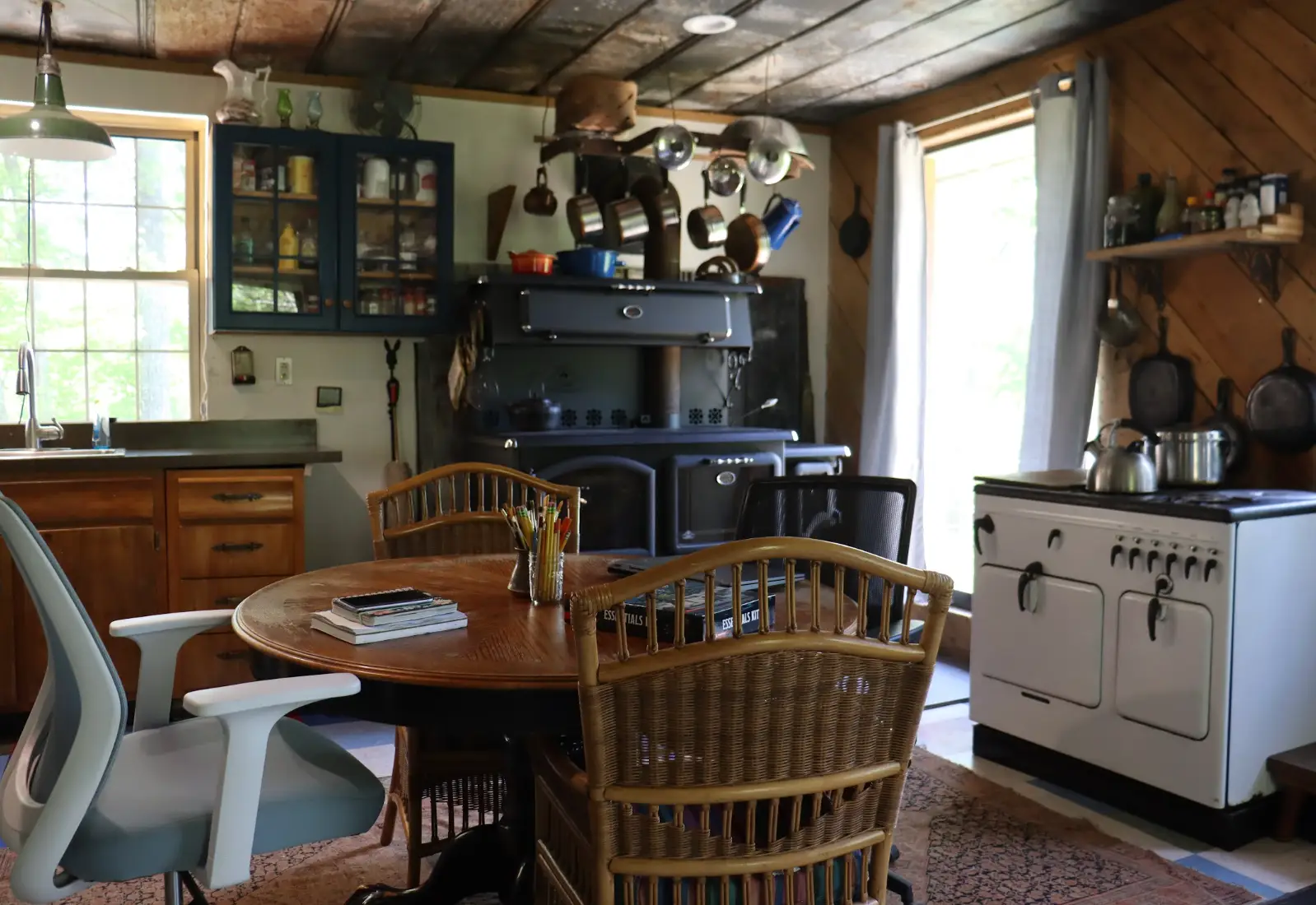 A shot of the interior of the writer's cabin, featuring a table with chairs and two ergonomic seats.
