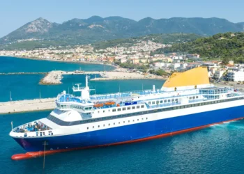 I’m a travel planner who’s been on over 26 cruises. Here are 10 things I always pack and 2 I never bring
