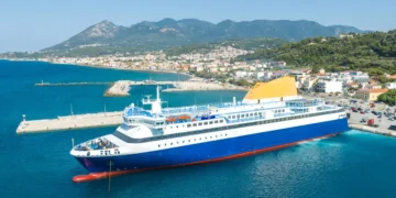 I’m a travel planner who’s been on over 26 cruises. Here are 10 things I always pack and 2 I never bring