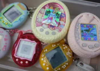 VHS tapes and landlines are having a resurgence. Here’s the ’90s tech we want back next.