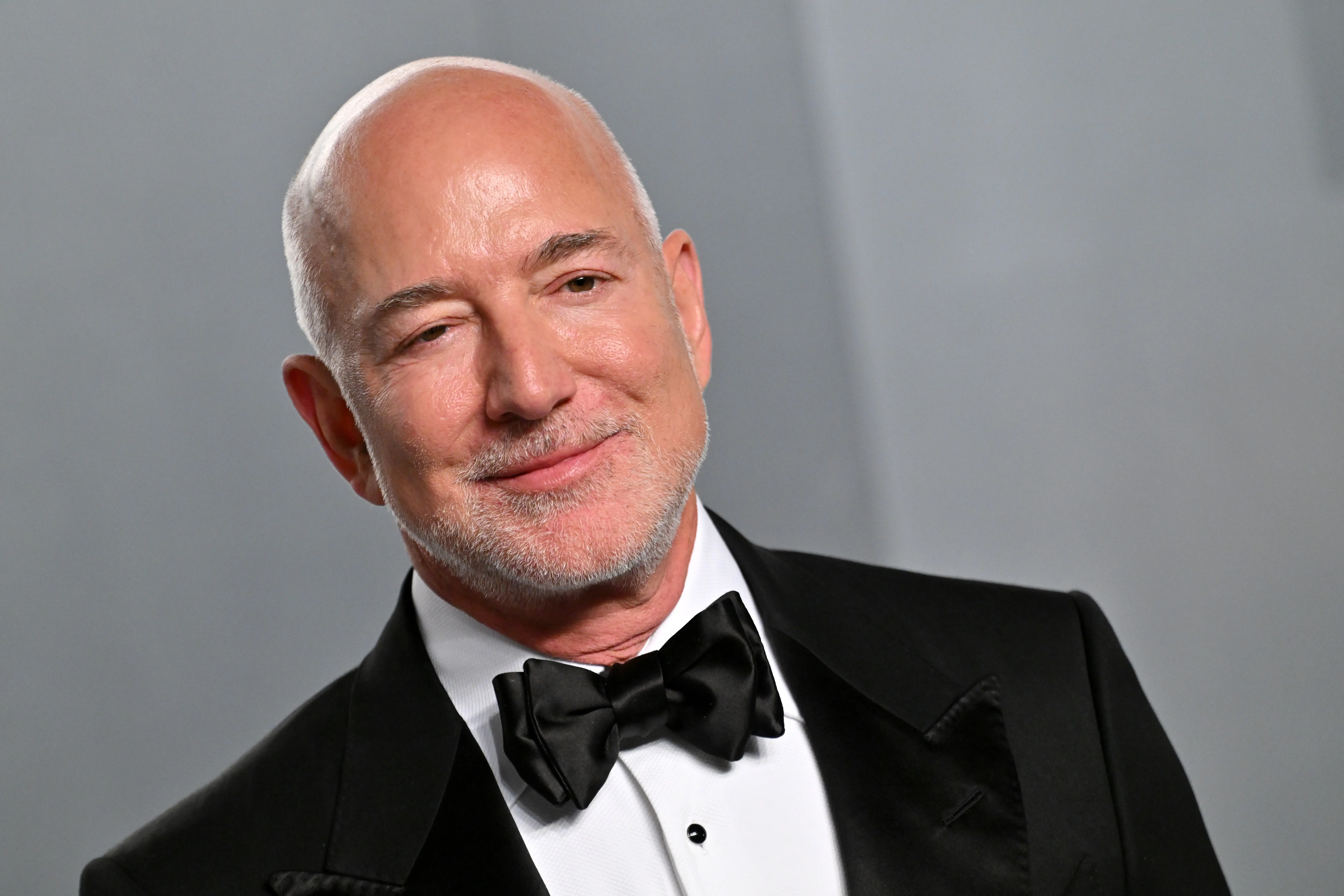 Jeff Bezos poses for photos at the 2026 Vanity Fair Oscar Party.