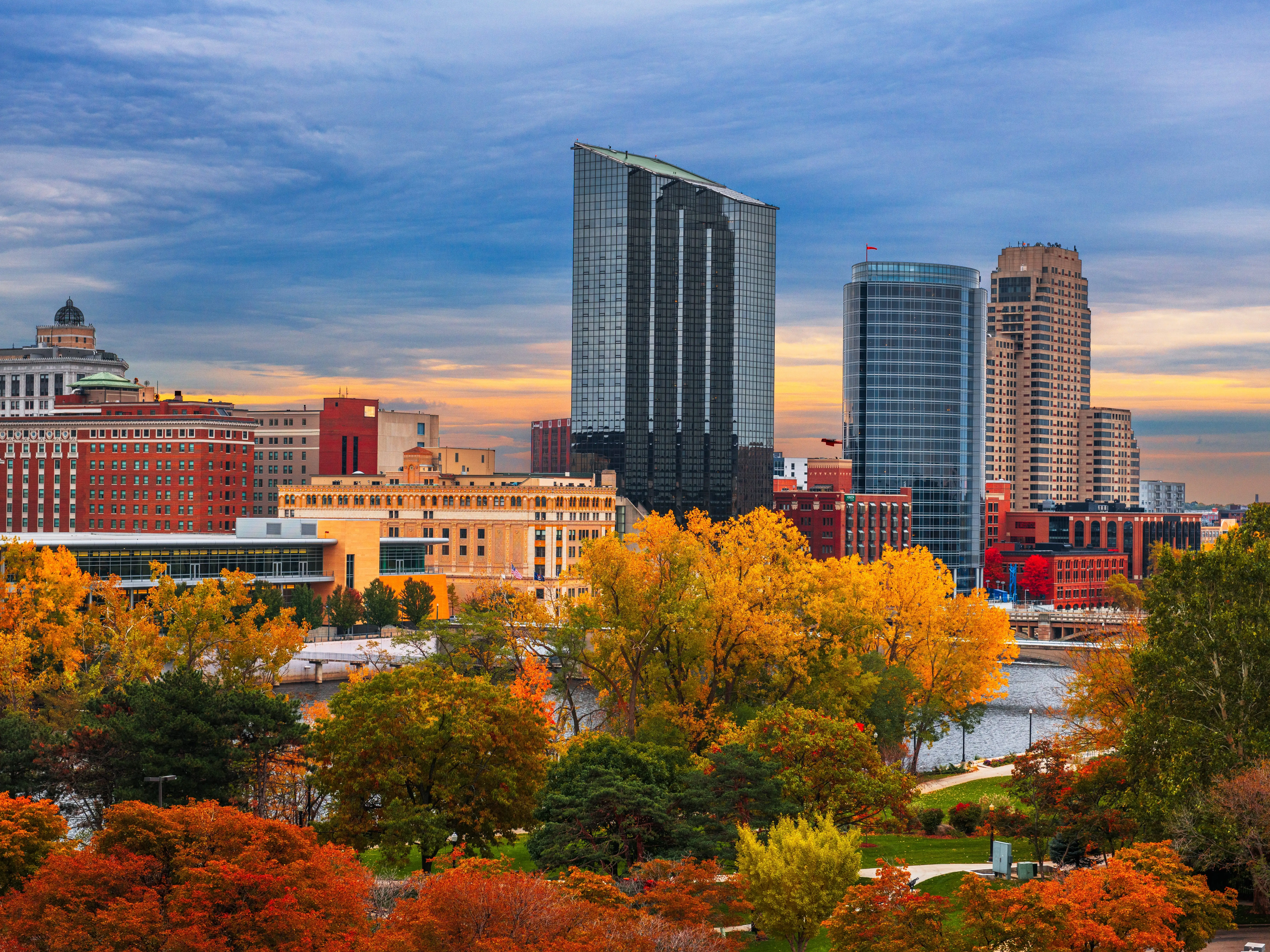 Grand Rapids, Michigan, USA downtown skyline in autumn season.