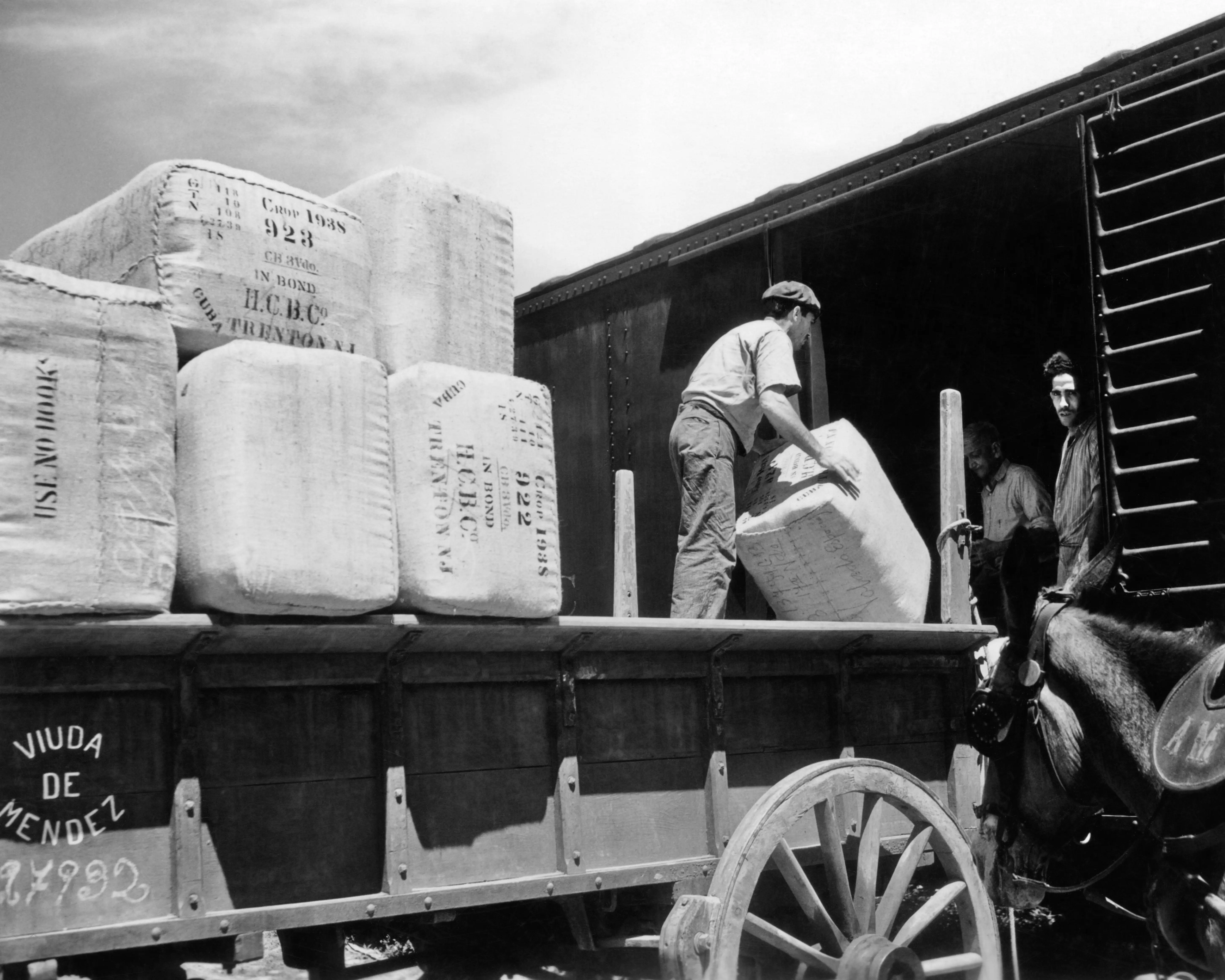 1930s 1940s TOBACCO PRODUCTION UNLOADING AT THE WATERFRONT HAVANA CUBA