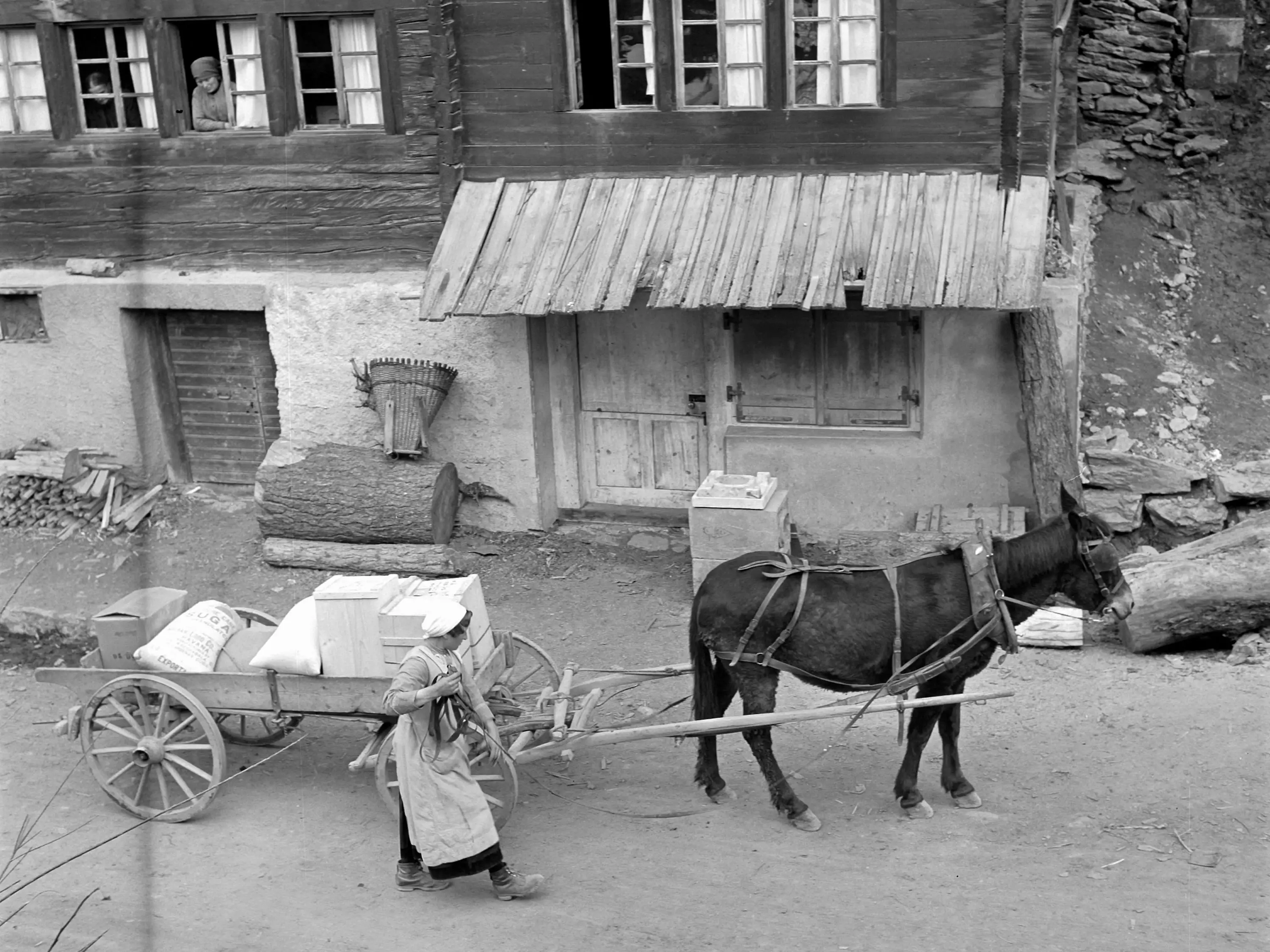 Horse drawn carriage in Siders/Sierre: Transport of sugar from Havana (Cuba), 1941
