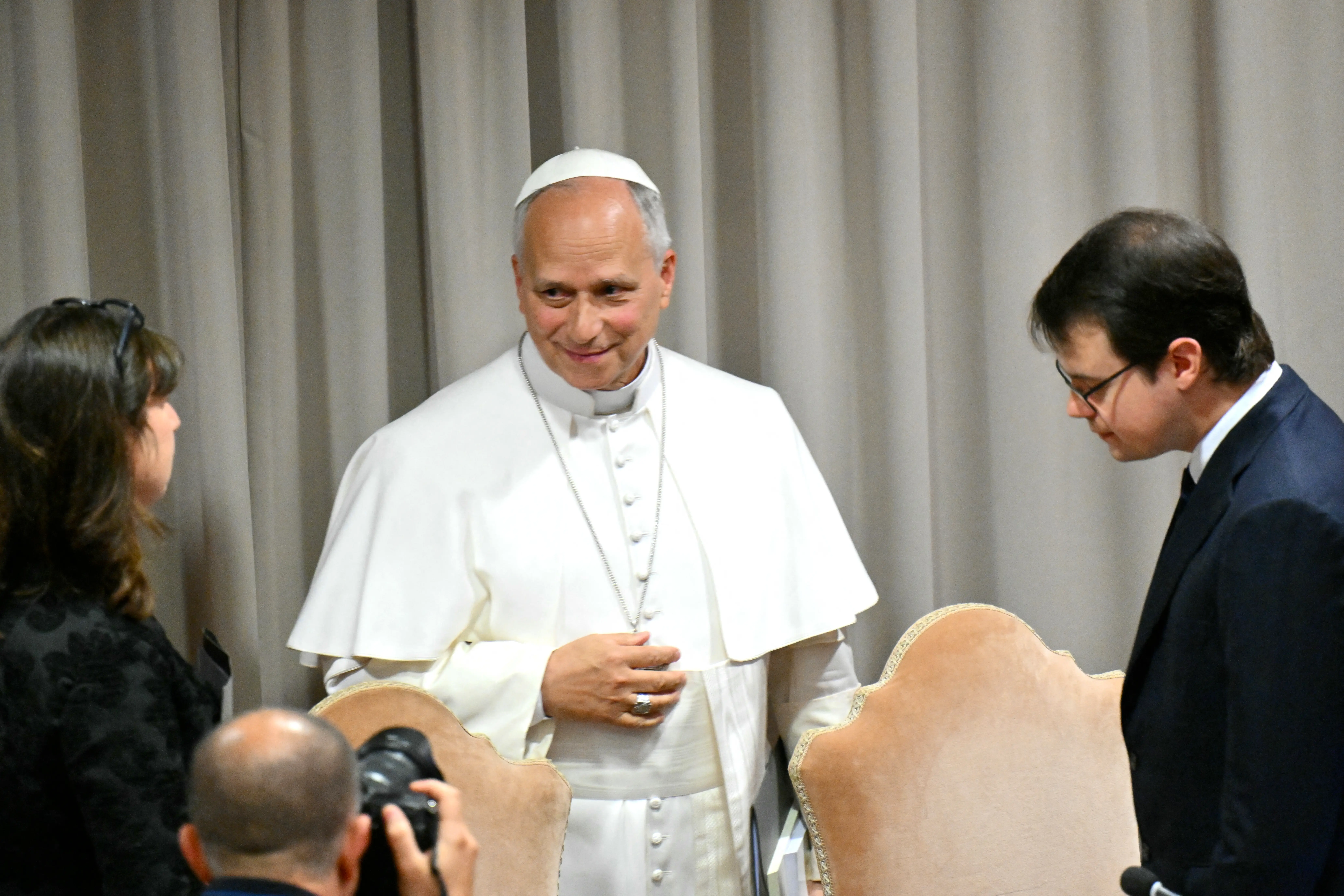 Pope Leo XIV speaks with cofounder of Anthropic, Christopher Olah.
