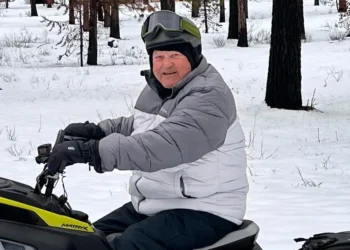 An 80-year-old retired engineer, who flies planes and races boats, shares his 3 longevity habits