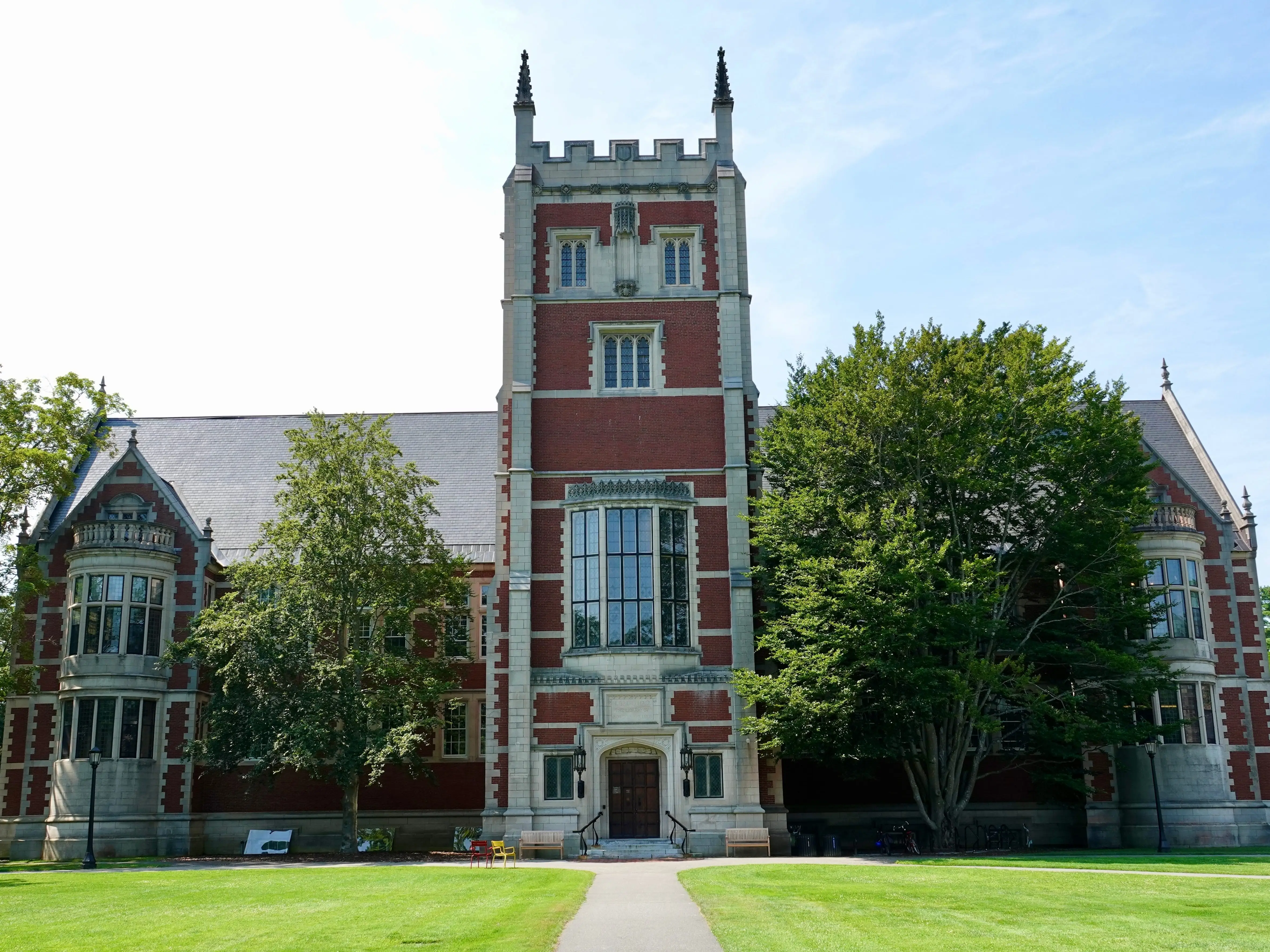 Hubbard Hall building on Bowdoin College campus.