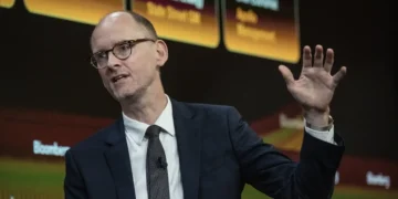 Apollo’s chief economist says he sees ‘zero evidence’ of AI-related job losses, even as CEOs cite the tech in layoffs
