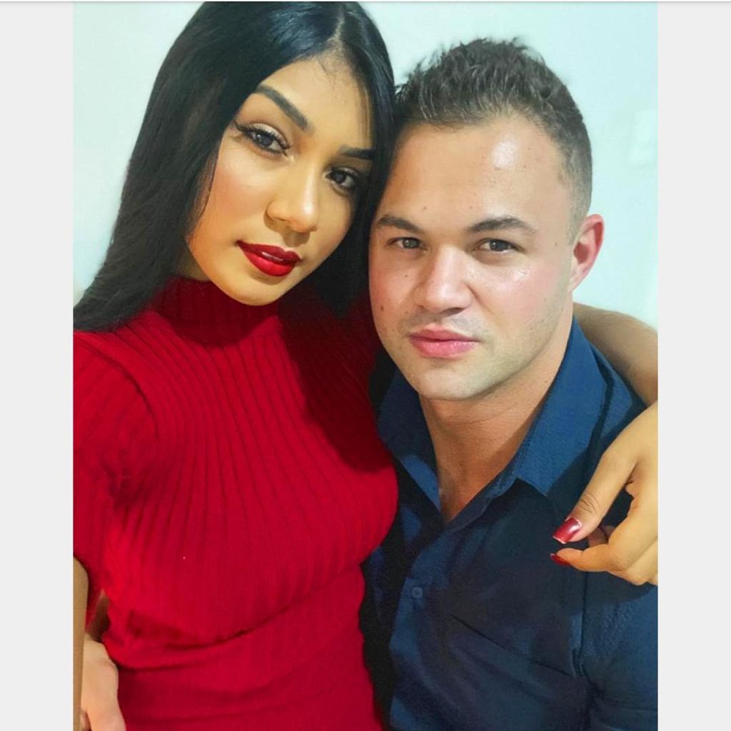 Thais Ramone and Patrick Mendes posing together.