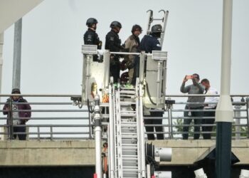 After 5 days on a D.C. bridge, a man ends his protest and comes down