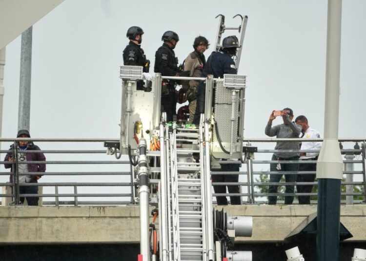 After 5 days on a D.C. bridge, a man ends his protest and comes down