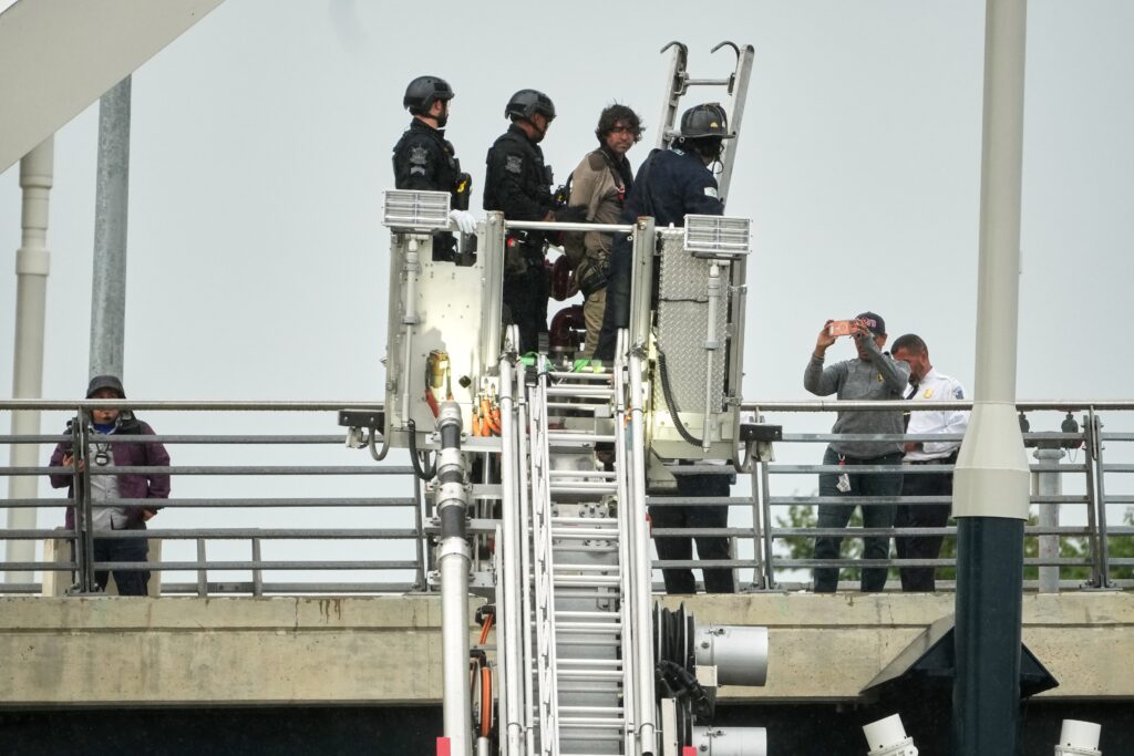 After 5 days on a D.C. bridge, a man ends his protest and comes down
