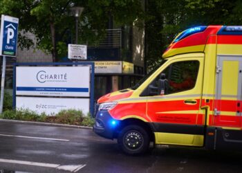 White House resisted letting doctor with Ebola return to U.S.