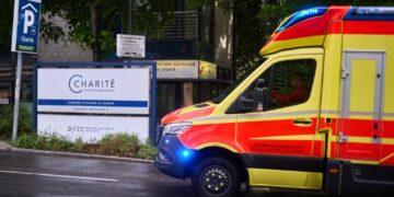 White House resisted letting doctor with Ebola return to U.S.