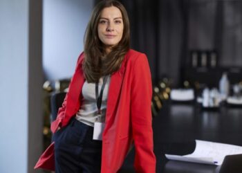 When loyalty is rewarded: Top earners who stay in their jobs get much larger pay increases than those who switch