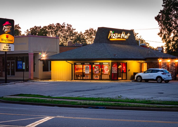 5 Songs That Instantly Transport Me Back to Pizza Hut in the 90s