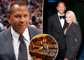 Newly single Alex Rodriguez chats up three women at once at celeb-packed hot spot