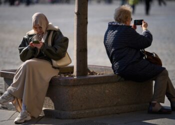 As the Kremlin throttles internet access, Russians find scrappy work-arounds