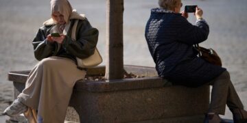 As the Kremlin throttles internet access, Russians find scrappy work-arounds
