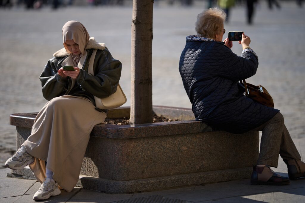 As the Kremlin throttles internet access, Russians find scrappy work-arounds