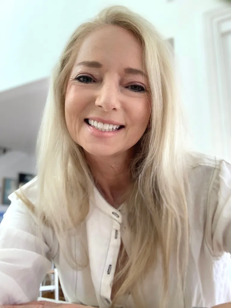 A headshot of Nikki Goldstein smiling at the camera.