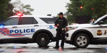 Shooter near the White House shooter was previously arrested for trespassing