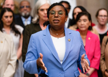 Lawmaker pushes for more ICE oversight after indictment for visit