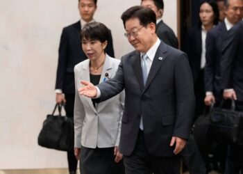 Fearing China and an erratic U.S., Japan draws nearer to South Korea
