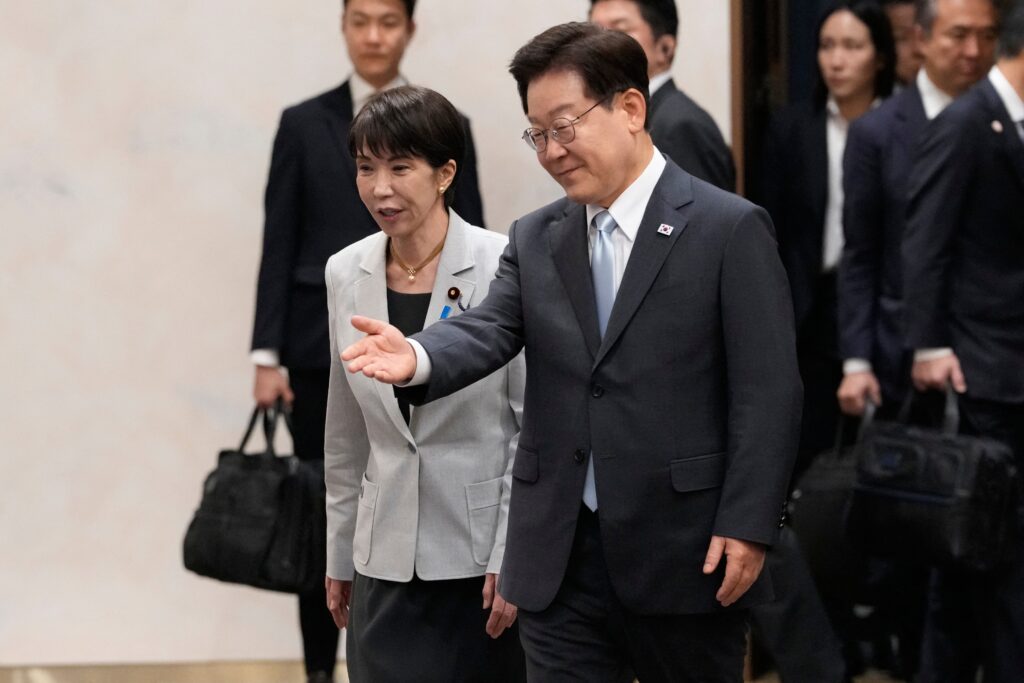 Fearing China and an erratic U.S., Japan draws nearer to South Korea