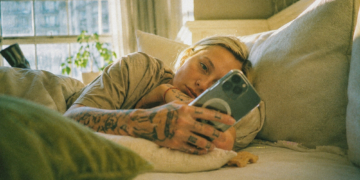 This Tiny Morning Habit Could Be Making Your Whole Workday Feel Worse, According to Experts