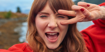 Your Peace Sign Selfie Might Be Giving Scammers Your Fingerprints