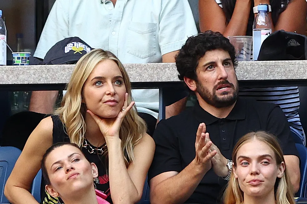 Jenny Mollen and Jason Biggs watching the US Open.