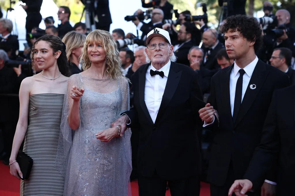 Bruce Dern and Laura Dern on the red carpet during arrivals for the screening of the film 