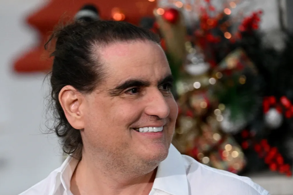 Colombian businessman Alex Saab smiling.