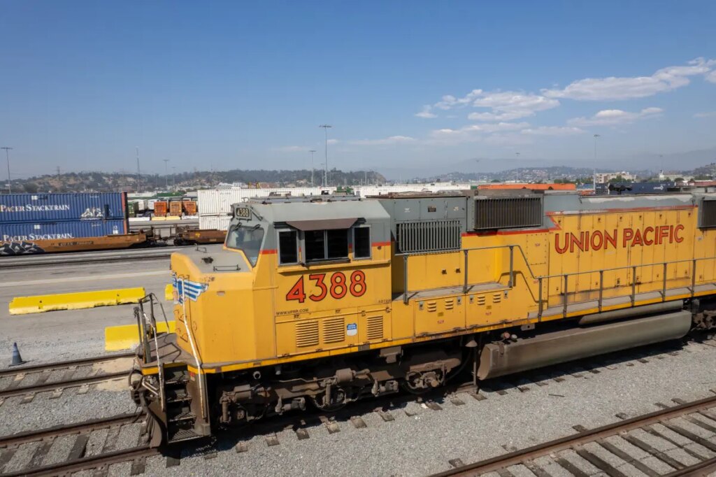 6 people found dead inside Texas railroad boxcar