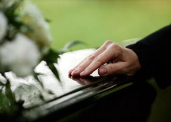 Dear Abby: My friend’s late husband had an affair — and his mistress showed up at the funeral with his child