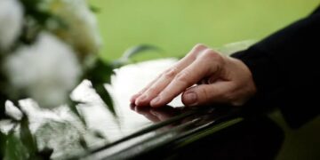 Dear Abby: My friend’s late husband had an affair — and his mistress showed up at the funeral with his child