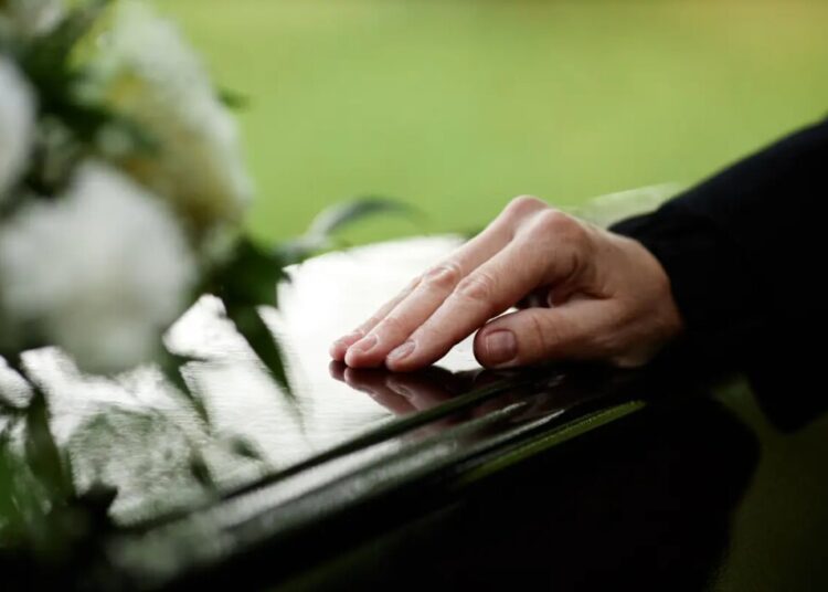 Dear Abby: My friend’s late husband had an affair — and his mistress showed up at the funeral with his child