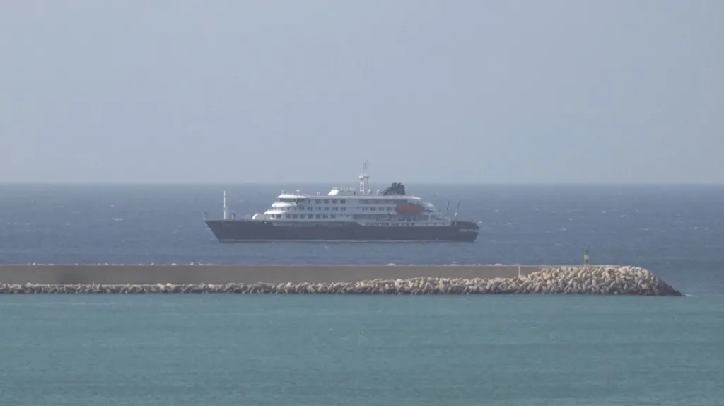 Cruise ship MV Hondius docks off the Cape Verde port while health authorities investigate suspected cases of hantavirus.