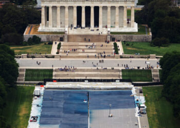 The No-Bid Contract That Is Turning Washington’s Reflecting Pool Blue