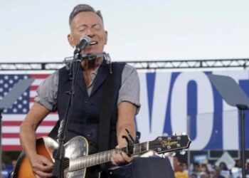 Mockery as video shows big-name Republican hit with ‘brutal’ snub from rock legend