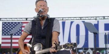 Mockery as video shows big-name Republican hit with ‘brutal’ snub from rock legend