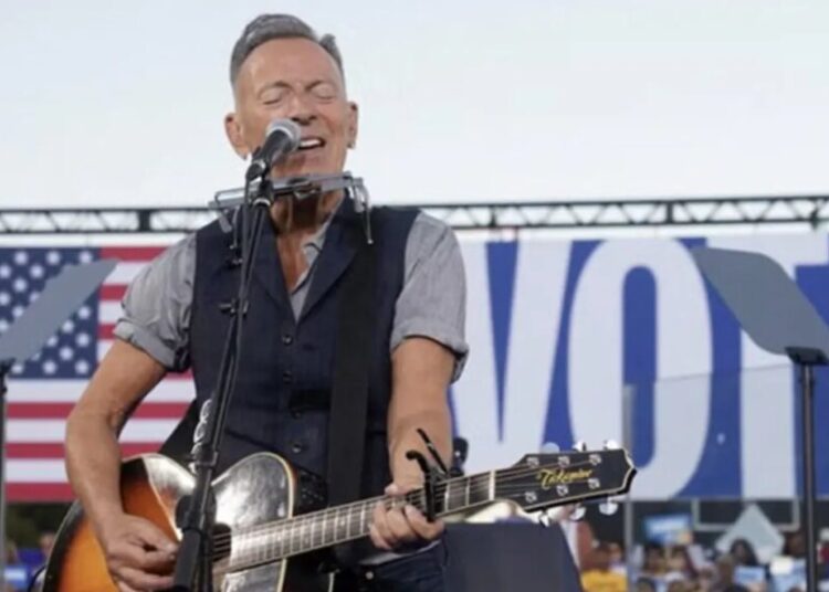 Mockery as video shows big-name Republican hit with ‘brutal’ snub from rock legend