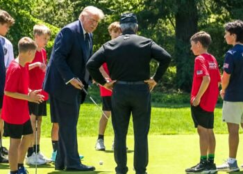 Trump misses every putt as he demonstrates athletic prowess to kids at White House