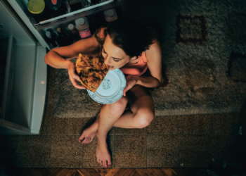 Don’t Eat After This Time or Your Sleep Will Be Ruined