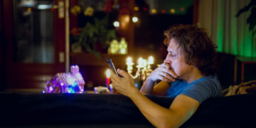 What Your Brain Is Actually Doing While You Doomscroll, According to Science
