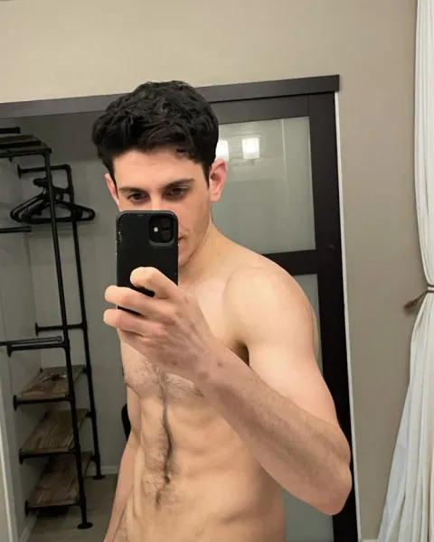 Edan Ives, also known as “Big Nick,” taking a shirtless mirror selfie.