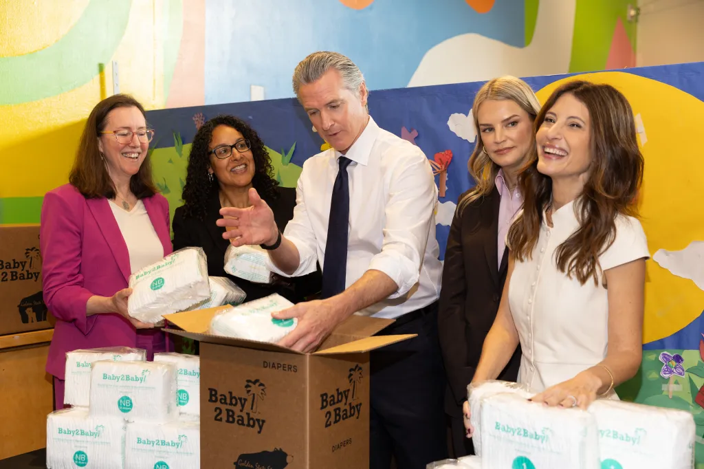 Elizabeth Landsberg, Kim Johnson, Gavin Newsom, Kelly Sawyer Patricof, and Norah Weinstein fill diaper boxes at the Baby2Baby x Golden State Start event.