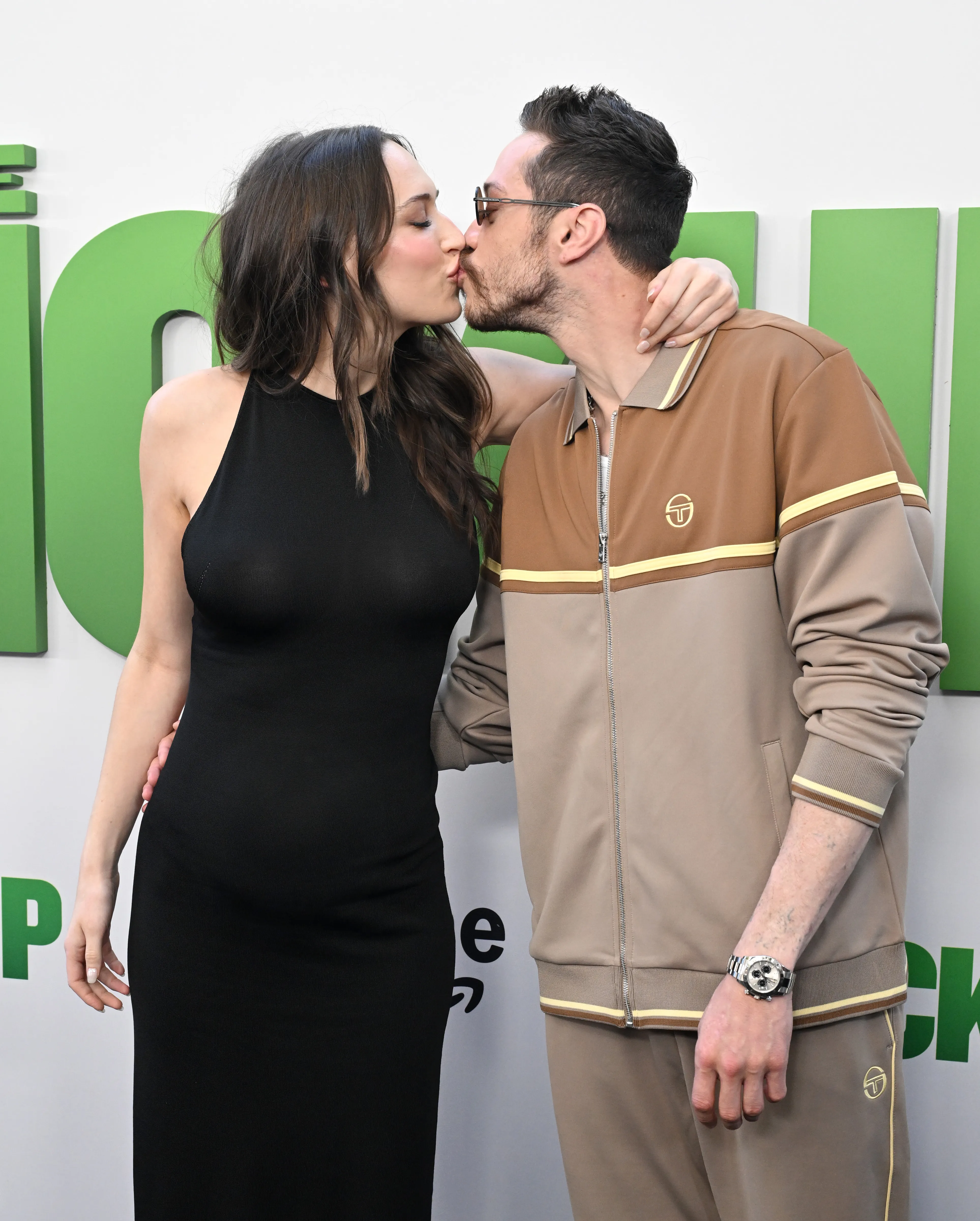 Elsie Hewitt and Pete Davidson kissing